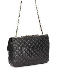 Borsa a tracolla in pelle trapuntata nera con catena, dotata di una tasca anteriore e un design a motivo diamante testurizzato.