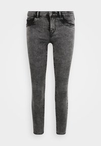 Jeans de mezclilla negra ajustados con un lavado desvanecido, cinco bolsillos, cierre de botón y sutiles marcas de desgaste en la parte frontal para añadir textura.