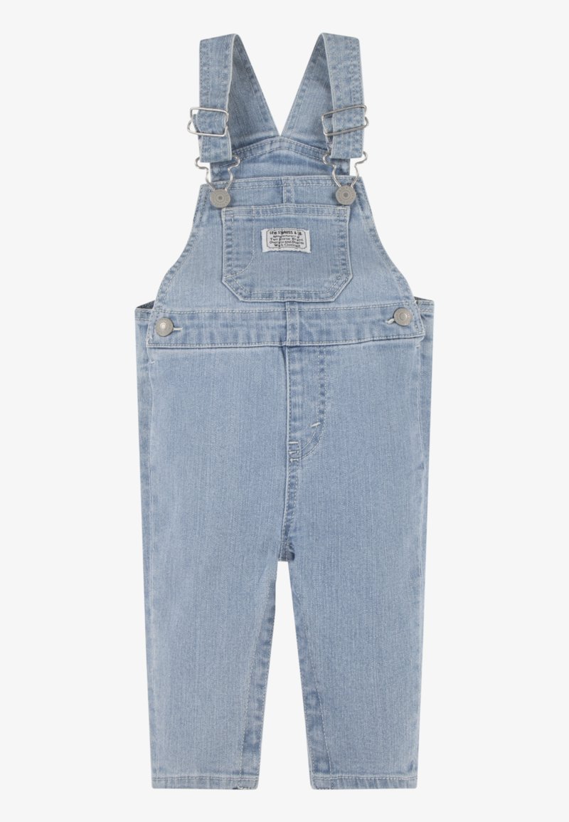 Overoles de mezclilla azul claro con tirantes ajustables, bolsillo frontal tipo bib, botones laterales y piernas rectas. Textura suave y diseño clásico.
