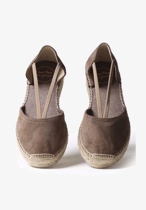 Brązowe zamszowe espadryle z elastycznymi paskami i soles jutowymi, charakteryzujące się gładką teksturą i zaokrąglonym czubkiem.