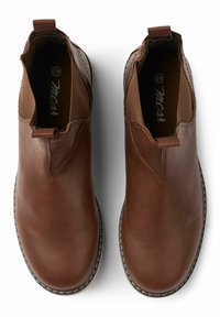 Botas de tobillo de cuero marrón con una textura suave, paneles laterales elásticos y una suela cosida en contraste. Presenta tiradores para facilitar su uso.