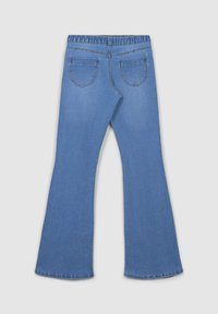Jeans blu a palazzo con un elastico a coste in vita e due tasche posteriori. Il tessuto sembra morbido e liscio con dettagli di cucitura minimi.