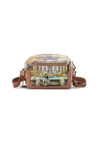 Borsa a tracolla con una stampa panoramica, presenta una base e una tracolla in pelle marrone, chiusura con zip e una tracolla regolabile per maggiore versatilità.