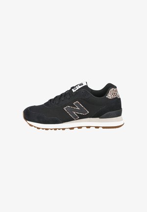 Zapatilla New Balance negra con detalles de estampado de leopardo en el talón y el logo, entresuela blanca y suela exterior de goma marrón, vista desde el lado derecho.