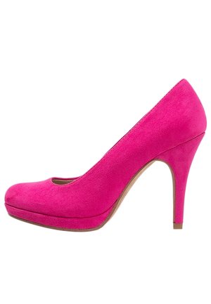 Chaussure à talon haut rose fuchsia avec une finition en daim, bout rond et talon aiguille élancé, avec un détail découpé à l'avant.