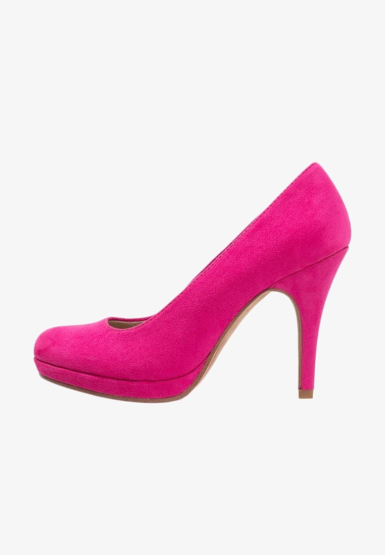 Chaussure à talon haut rose fuchsia avec une finition en daim, bout rond et talon aiguille élancé, avec un détail découpé à l'avant.