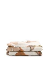 Coperta in cotone con un motivo mimetico in tonalità beige, marrone e rosa tenue, con bordi sfilacciati e pieghe sovrapposte.
