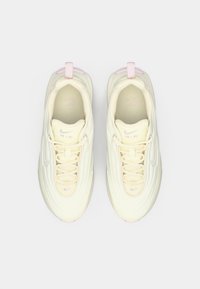 Ζευγάρι ανοιχτόχρωμων Nike Air sneakers με ροζ λεπτομέρειες, προσανατολισμένα από πάνω σε λευκό φόντο.