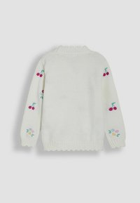 Suéter de punto en color blanco roto, con un cuello acanalado y diseños bordados de cerezas y flores en cada manga. Textura suave, corte regular.