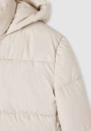 Kremowa kurtka puchowa z kapturem, pikowanym wzorem i widocznym szwem. Miękki, gładki materiał o lekko błyszczącym wykończeniu.