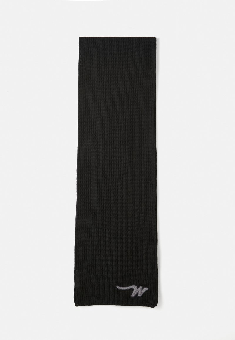 Bandeau noir côtelé fabriqué en tissu extensible, avec un logo gris subtil à une extrémité. Design long, étroit et texturé.