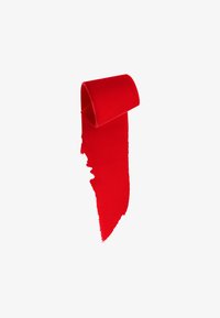Ruban rouge en tissu texturé, avec une extrémité enroulée et un bord irrégulier, en orientation verticale sur fond blanc.
