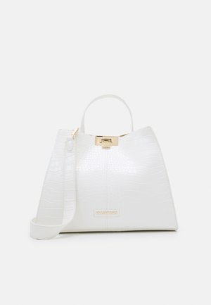 Witte handtas met krokodillenstructuur, gouden beslag, gestructureerde driehoekige vorm, handvat aan de bovenzijde en afneembare schouderriem.
