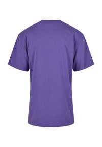 Tricou din bumbac purpuriu cu o croială lejeră, mâneci scurte și decolteu rotund. Culoare uniformă, fără modele sau detalii suplimentare.