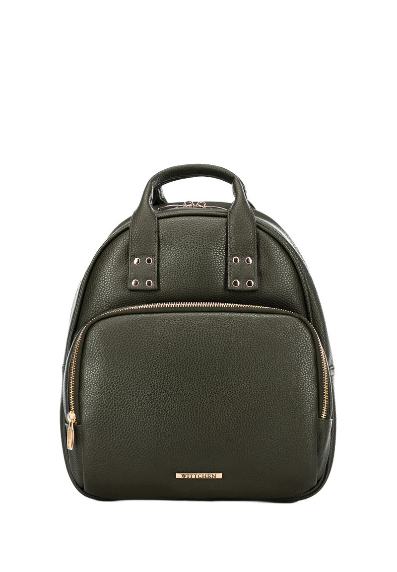 Zaino in pelle verde scuro con superficie testurizzata, doppi manici superiori e una tasca frontale con zip caratterizzata da dettagli in oro e marchio.
