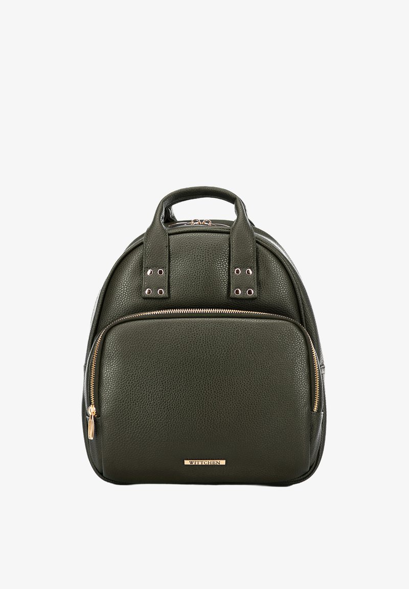 Tmavě zelený kožený batoh s texturovaným povrchem, dvěma horními úchyty a přední zipovou kapsou s pozlacenými detaily a značkovým logem.