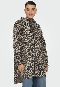 Giacca con stampa leopardata, con zip frontale, cappuccio e spacco laterale; realizzata in tessuto morbido con tonalità neutre e accenti neri.