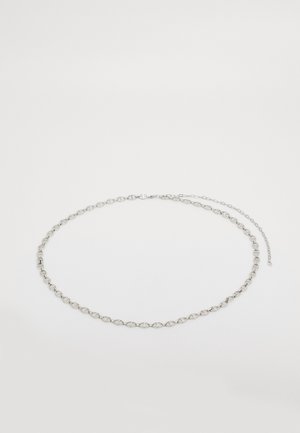 Zilveren ketting met kleine verbonden metalen segmenten en een verstelbare sluiting op een witte achtergrond.