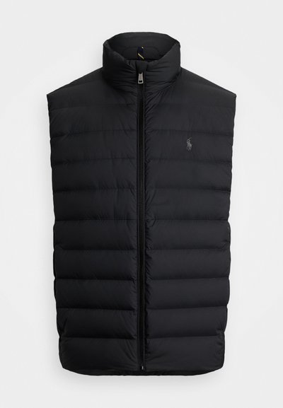 Sort puffer vest med høj krave, horisontal quiltning, frontlynlås og et lille logo på brystet. Glat tekstur.