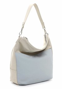 Bolso hobo con un exterior suave color beige y un detalle en azul claro liso, cierre con cremallera y una sola correa ajustable. Detalles en hardware plateado.