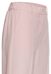 Pantalones de talle alto en rosa claro con cintura elástica, trabillas para cinturón, bolsillos laterales y un cierre frontal liso.
