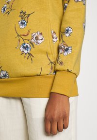 ONLY ONLJALENE HOOD - Sweatshirt com capuz - harvest gold