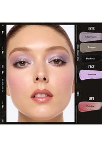 Close-up van een vrouwengezicht met lila metallic oogschaduw, zachte roze blush, glanzende roze lippen en gelabelde kleurenstalen voor ogen, gezicht en lippen.