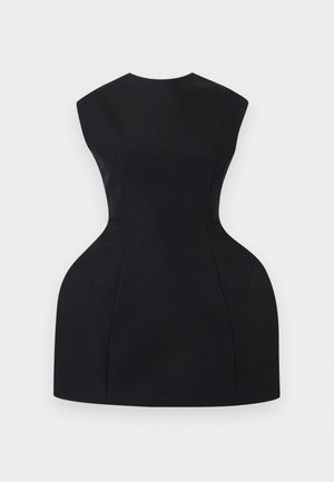 Mini-robe noire structurée avec des hanches exagérées et une taille cintrée, avec un col rond et un design sans manches sur fond blanc.