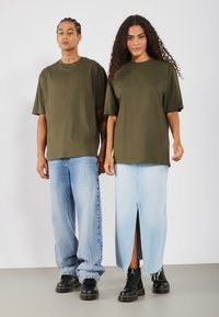 YOURTURN - UNISEX 2 PACK - T-shirt basique - monument/forest night Image miniature 1
