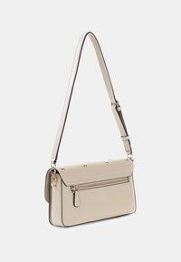 Sac à bandoulière en cuir beige avec ferrures dorées, une poche avant zippée et une longue bandoulière réglable. Texture lisse et forme rectangulaire.