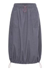 Falda gris hasta la rodilla con cinturilla elástica, cordones ajustables rosas en la cintura y el dobladillo, y grandes bolsillos frontales de parche.