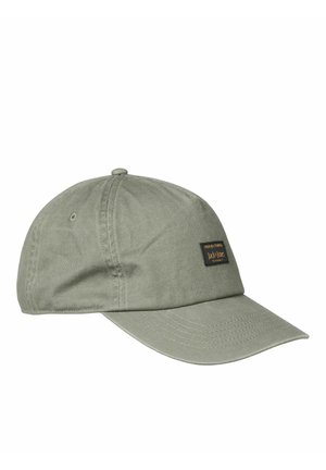Casquette de baseball en coton vert olive avec une visière incurvée et une petite étiquette rectangulaire noire et orange de la marque sur le panneau avant.