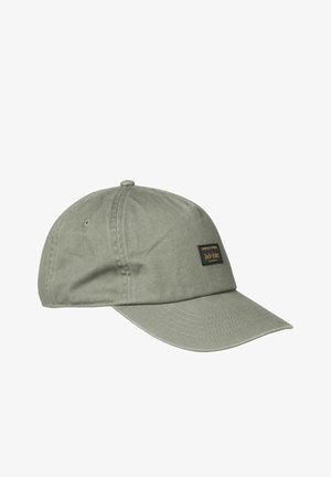 Casquette de baseball en coton vert olive avec une visière incurvée et une petite étiquette rectangulaire noire et orange de la marque sur le panneau avant.
