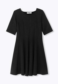 Robe noire à manches courtes en tissu doux, avec un col rond, des coutures détaillées et une silhouette évasée. Convient pour un usage décontracté.