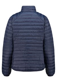 Giubbotto puffer isolato blu navy, con pannelli orizzontali trapuntati, colletto rialzato e maniche lunghe. Tessuto liscio e lucido.