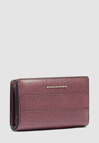 Bordeaux lederen portemonnee met een gestructureerd oppervlak, voorzien van een gouden logo-accent en meerdere kaartsleuven. Compact rechthoekig formaat.