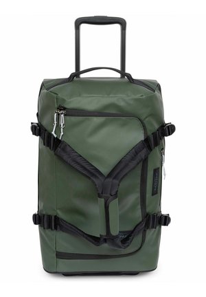 Sac de sport vert à roulettes avec bretelles de sac à dos rembourrées noires, sangles de compression latérales, poche zippée à l'avant et poignée télescopique déployée.