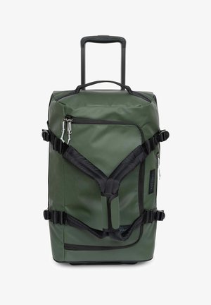 Borsone verde con ruote, dotato di spallacci imbottiti neri da zaino, cinghie laterali di compressione, tasca anteriore con cerniera e manico telescopico esteso.