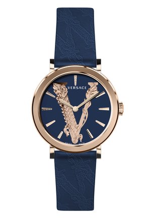 Versace-Uhr mit einem roségoldenen Gehäuse, einem dunkelblauen Zifferblatt mit erhabenem V-Motiv und einem strukturierten blauen Lederarmband.