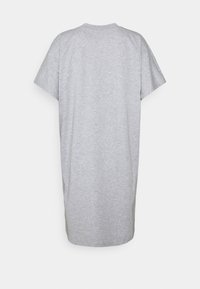Robe courte à manches courtes gris clair unie, avec un col rond, vue de dos sur un fond clair uni.