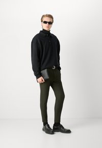 Les Deux COMO PANTS SEASONAL - Chino hlače - deep forest/charcoal