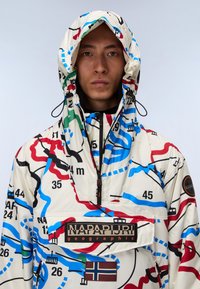 Weiße Kapuzenjacke mit einem bunten abstrakten Kartenprint, der verschiedene Linien und Zahlen zeigt, einem vorne eingezippten Reißverschluss und einem Logopatch.