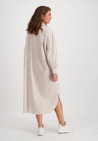 JE M'APPELLE HAZEL - Blousejurk - beige