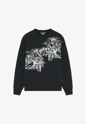 Maglione nero a maniche lunghe con motivo floreale bianco e nuvole sul petto, con la scritta "IUTER" in carattere gotico stilizzato.