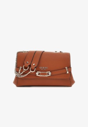 Borsa a tracolla in pelle marrone con catena argento, dotata di una tracolla con fibbie sul davanti e un dettaglio logo. Superficie testurizzata.