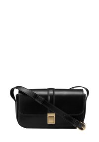 Czarna skórzana torebka na ramię o uporządkowanym kształcie, z kwadratowym zapięciem w złotym odcieniu i regulowanym paskiem. Gładka tekstura i czyste linie.