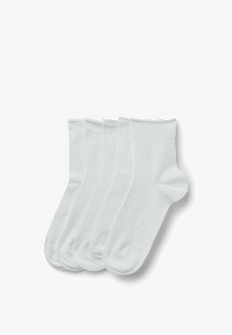Cinq paires de chaussettes blanches unies pour chevilles, empilées uniformément sur un fond blanc.
