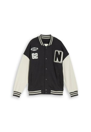 Schwarz-weiße Collegejacke mit gestreiftem Kragen und Bündchen, auf der Vorderseite mit Aufnähern mit den Zahlen "62", dem Buchstaben "N" und dem Schriftzug "NEVER BETTER" versehen.