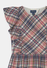 Abito a quadri con colori rosa, blu navy e bianco, dotato di maniche arricciate e vita raccolta. Il materiale è cotone leggero.