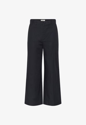 Pantalons larges noirs en coton avec une texture lisse, dotés d'une fermeture à bouton à l'avant et de poches latérales, coupe ajustée à la taille.